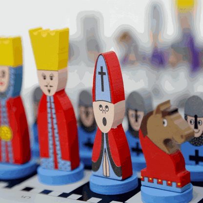 Drewniane szachy dla dzieci z bajkowymi figurami